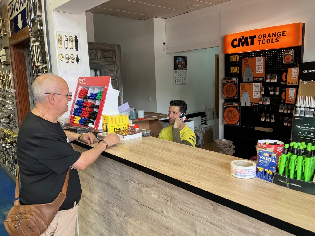 Atención personalizada a un cliente en la ferretería de Maderas León
